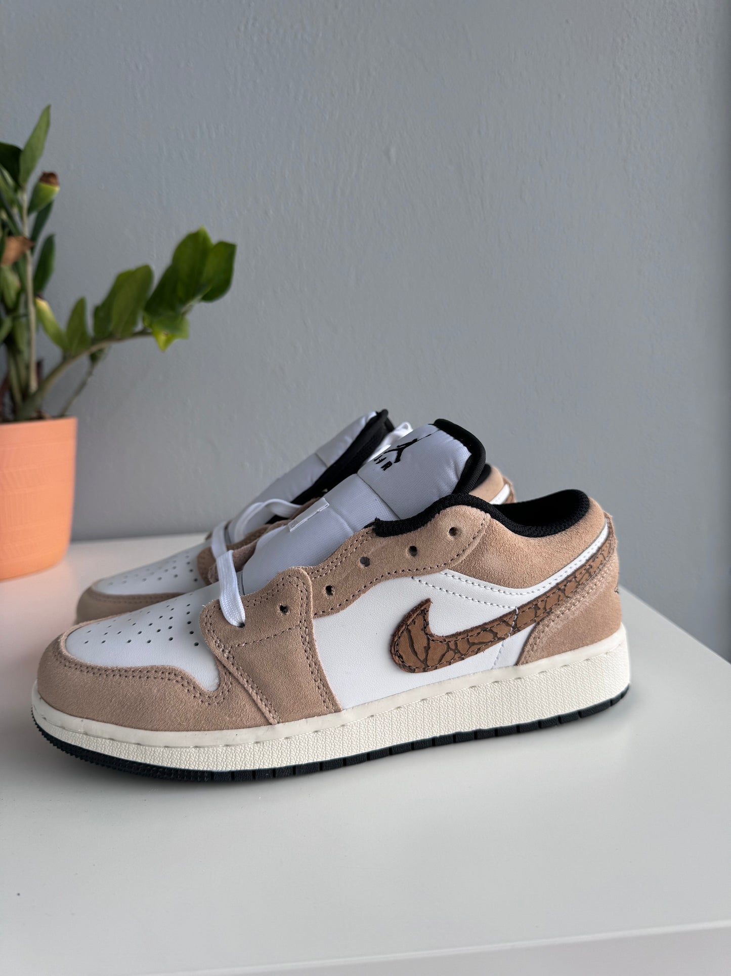 Jordan 1 Low SE Brown Elephant (GS)